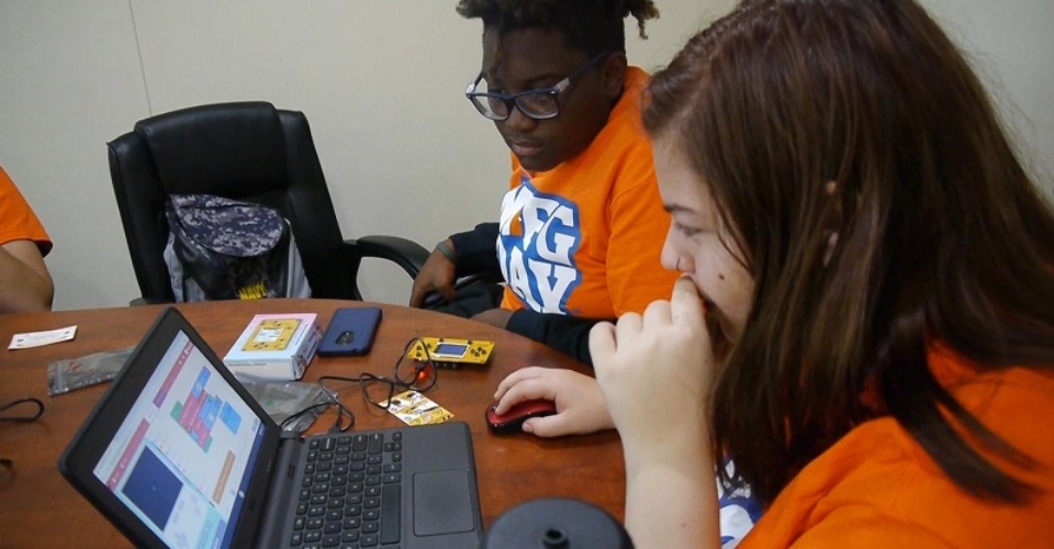 Students learning electronics with BrainPad